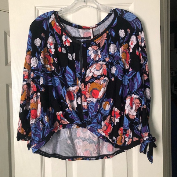 Free People Keepin’ On Floral Jersey Slouchy Top‎ XS Twisted Front Tie Sleeves - Picture 3 of 9